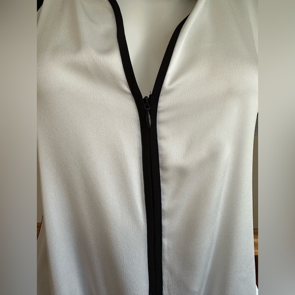 Lauren Vidal Satin White & Black Sleeveless Blouse.Ties In Front Elastic Bottom. - Picture 4 of 13